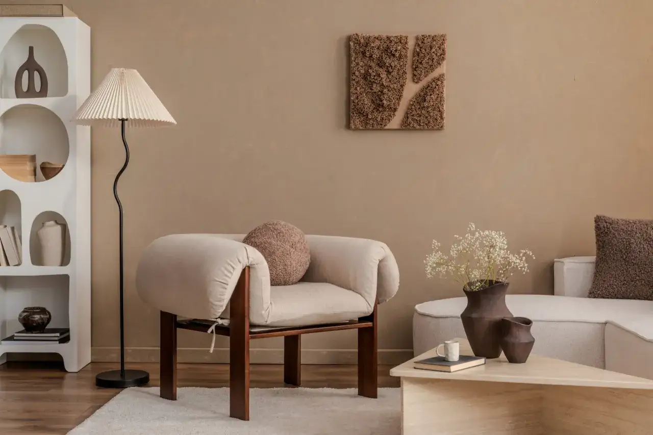 Un fauteuil confortable en lin, un pouf rond et un canapé modulable : une invitation à découvrir les noms des différents types de fauteuils.
