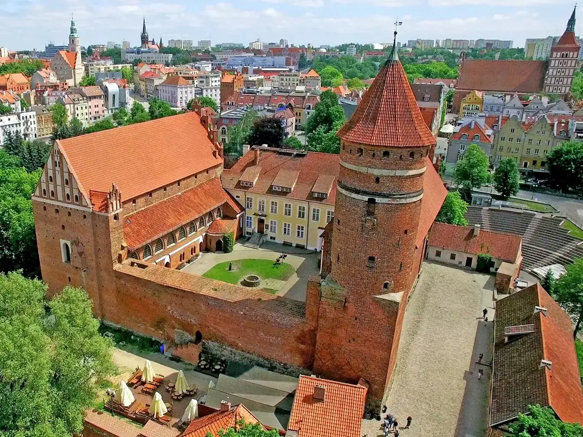 Zamek w Lidzbarku Warmińskim, jedna z głównych atrakcji Warmii, z charakterystyczną wieżą i dziedzińcem.