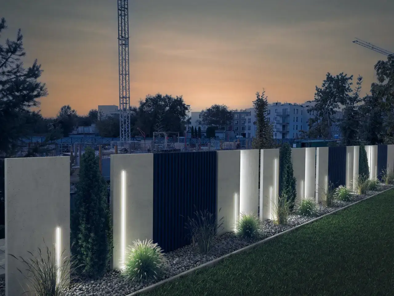 Nowoczesne ogrodzenie z betonu architektonicznego, z pionowymi światłami i ciemnymi panelami, otacza zadbany trawnik.