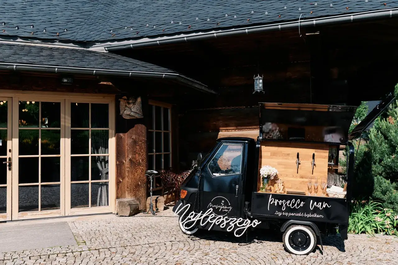 Czy warto wynająć barmana na wesele? Ten Prosecco van z pewnością uświetni przyjęcie. Wybór barmana i rodzaju baru (prosecco, gin) to klucz do udanej imprezy.