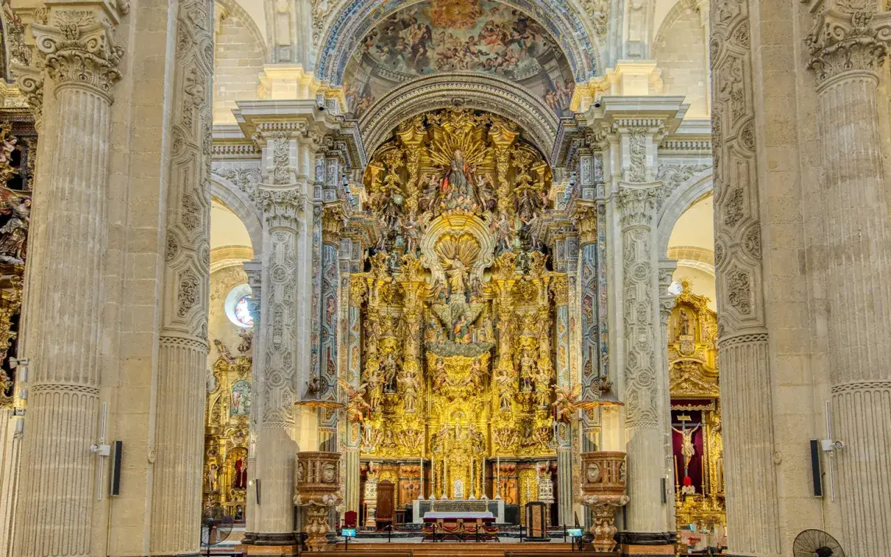 Prunkvoller Altar im Kathedrale Sevilla Innenraum, verziert mit goldenen Skulpturen und Malereien.