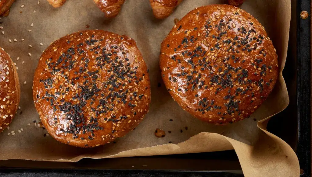pains à burger maison de différentes couleurs avec graines de sésame noir et pavot
