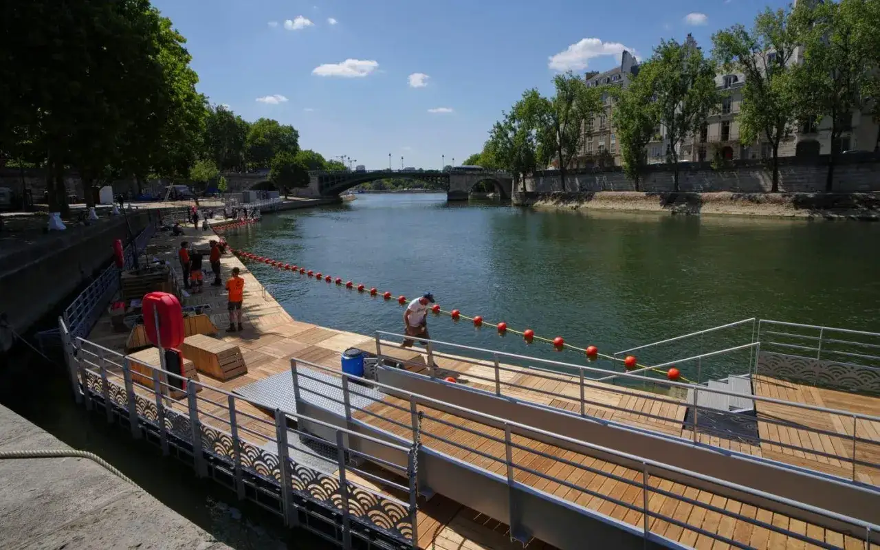 Arbetare f&ouml;rbereder en ny badplats vid Seine. Snart kan man bada i Paris, en dr&ouml;m som blir verklighet.
