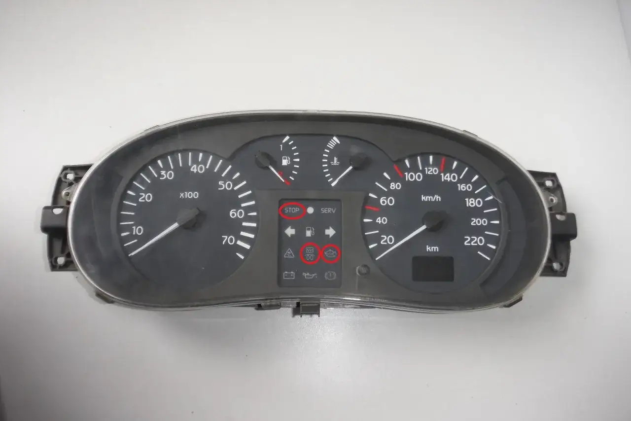 Deska rozdzielcza Renault z zapalonymi kontrolkami STOP, SERWIS, świecy żarowej (dtc p0380 renault) i hamulca.