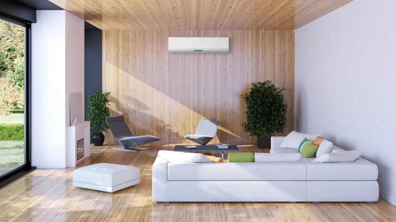 Modern living room with white sofa, chaise lounges, and a sleek aire acondicionado fighting the calor.