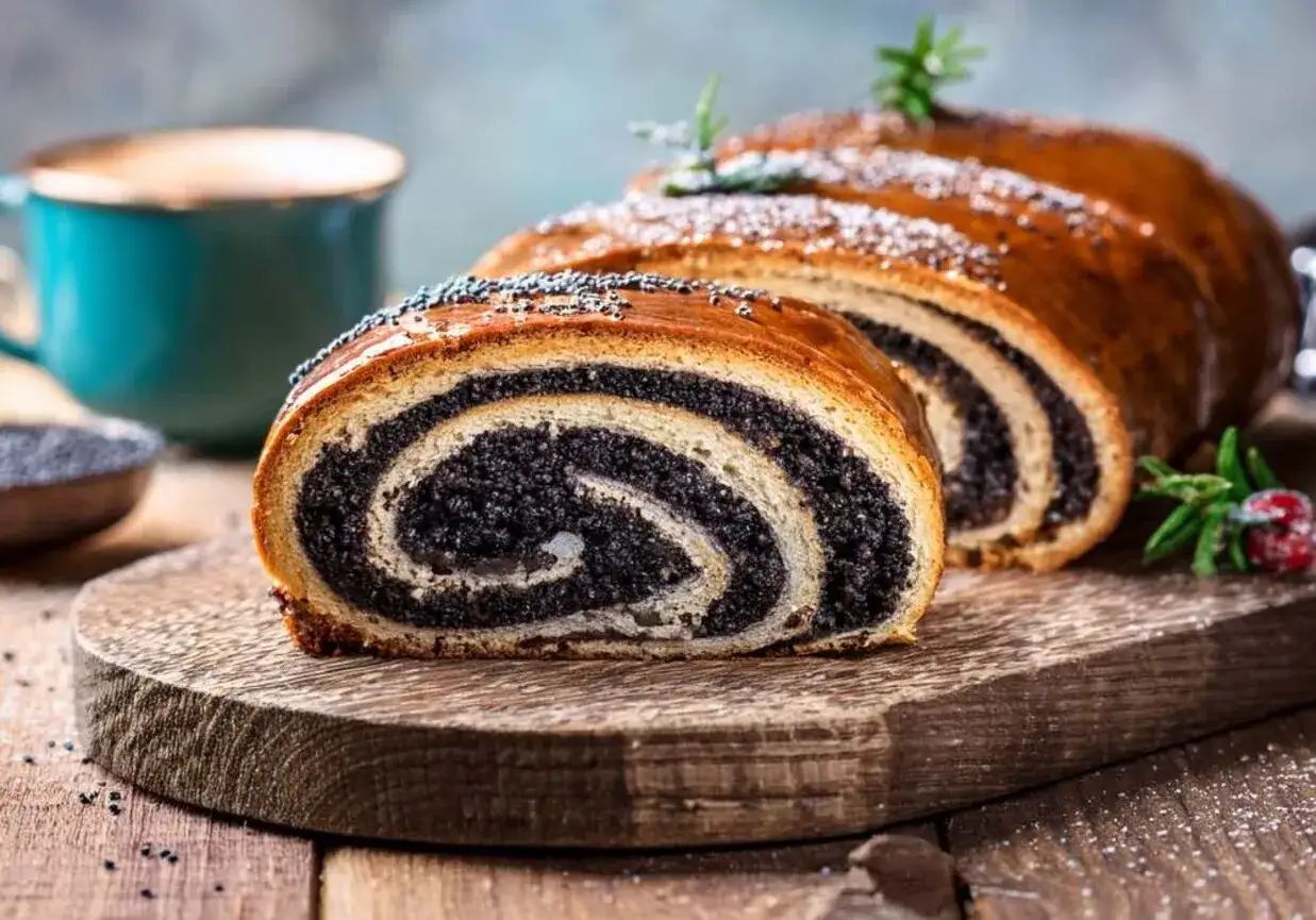 Stary przepis na makowiec, pachnący domem i świętami. Ciasto z bogatym nadzieniem makowym, idealne na każdą okazję.