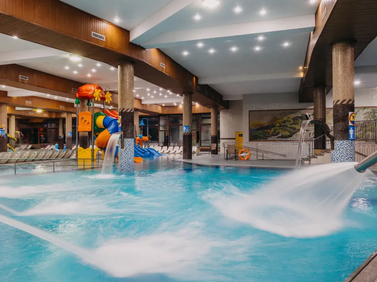Karpacz hotel z basenem i atrakcjami dla dzieci: kolorowe zjeżdżalnie, wodospady i brodziki czekają na małych gości.
