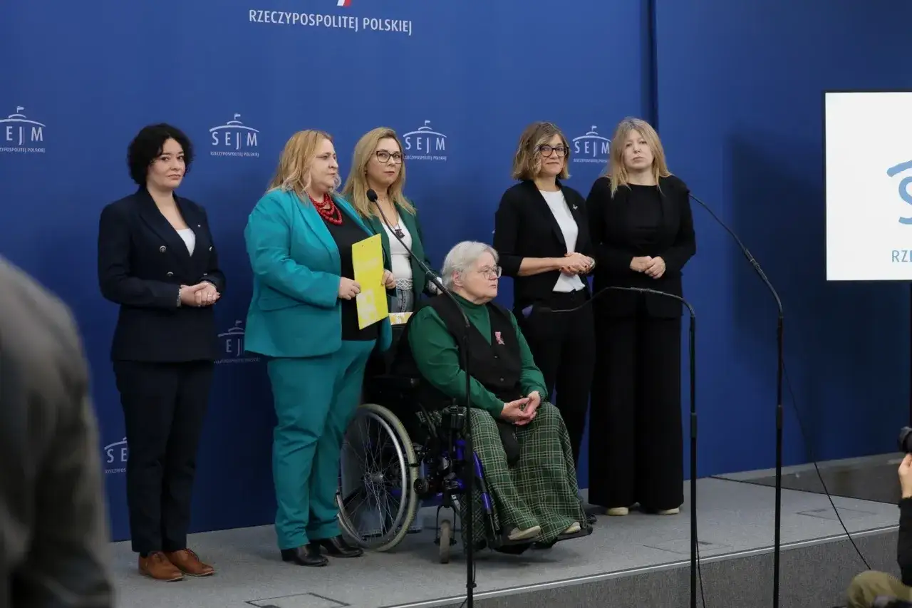Kobiety z Lewicy prezentują projekt ustawy o asystencji osobistej dla osób z niepełnosprawnościami.