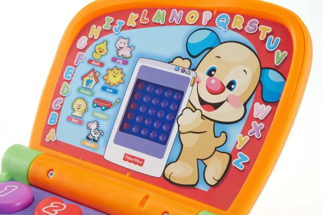 Kolorowy Fisher Price laptop z pieskiem uczy literek i zwierzątek.