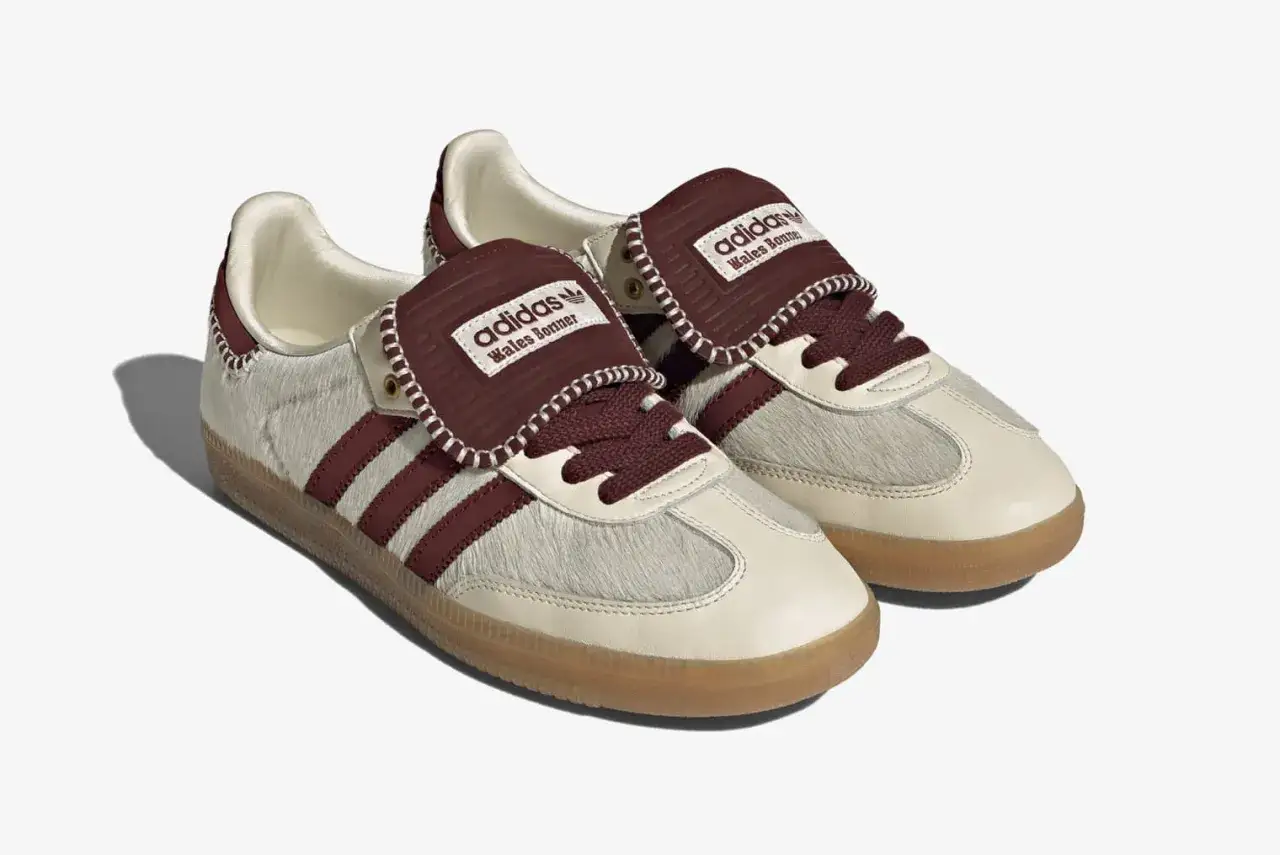 Adidas Samba Wales Bonner-sneakers i off-white med pälsdetaljer och vinröda ränder.