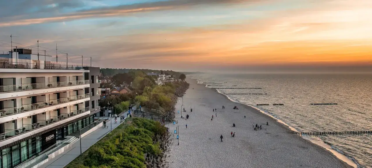 Zachód słońca nad Bałtykiem, idealny na jednodniowe wycieczki zachodniopomorskie. Hotel Baltivia Sea Resort i pusta plaża zapraszają.
