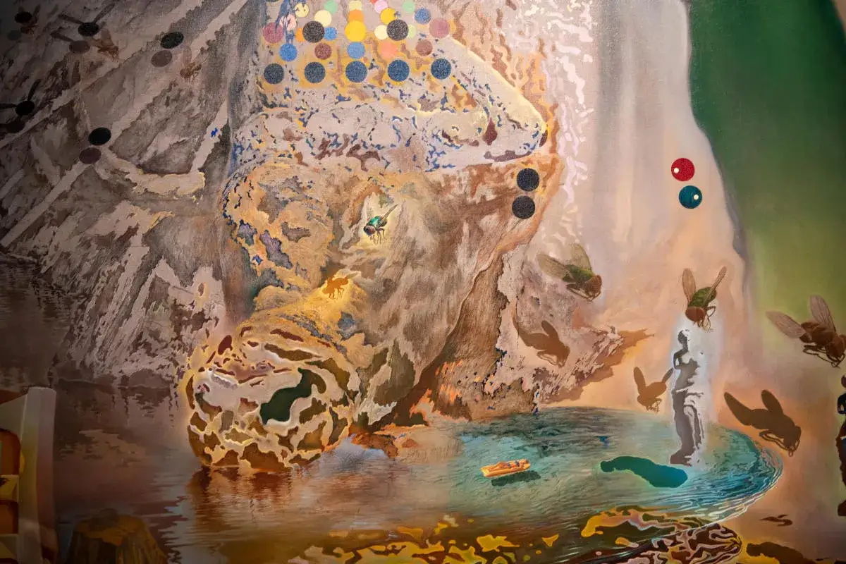 Surrealistyczne dzieło z muzeum Dalego: latające owady, unosząca się postać i łódka na wodzie.