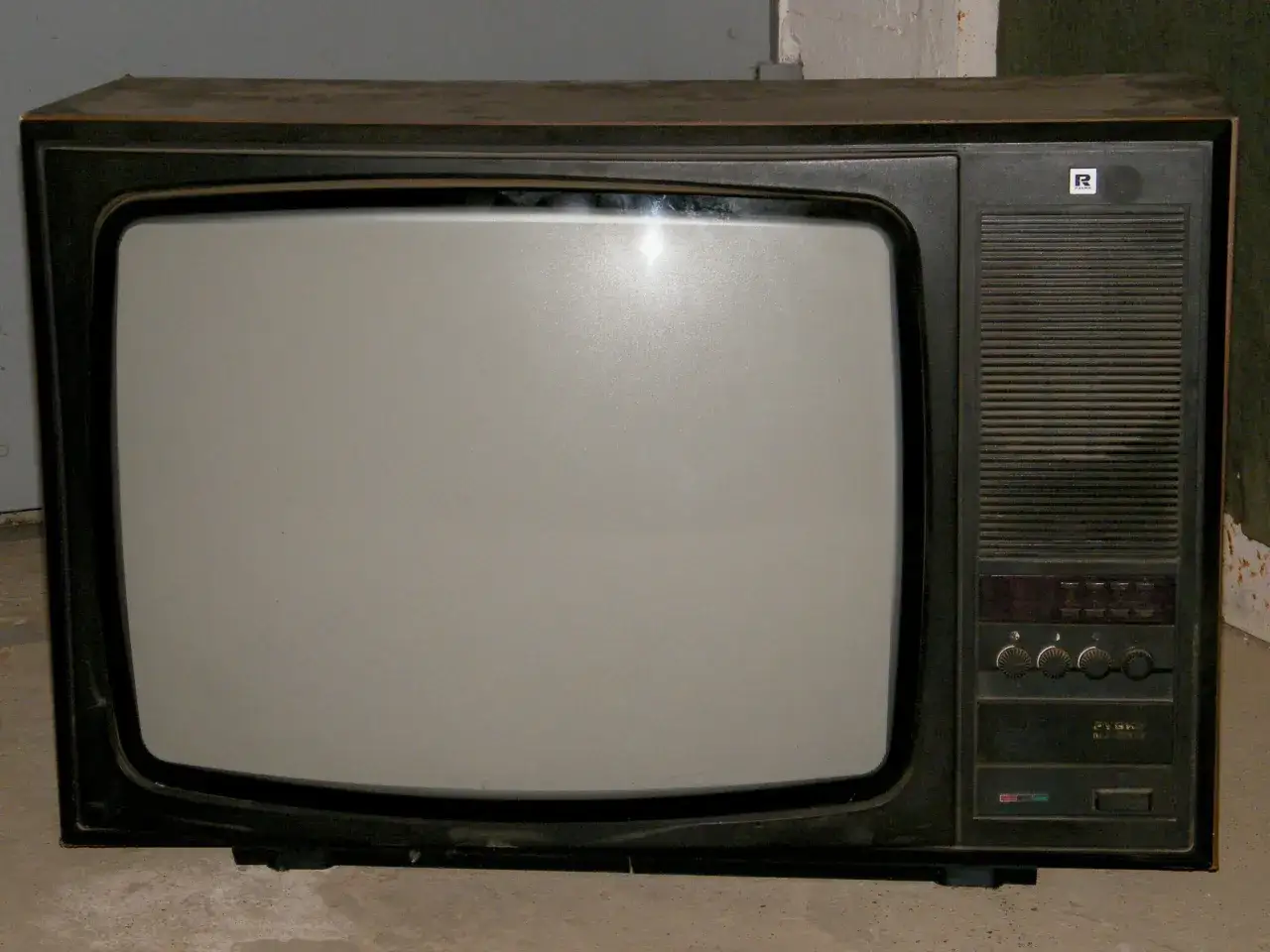 Stary telewizor Rubin, jeden z polskich telewizorów z lat 60., z charakterystyczną kratką głośnika i pokrętłami.
