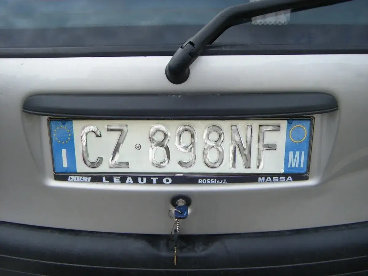 Targa sbiadita CZ 898NF, con indicazione 