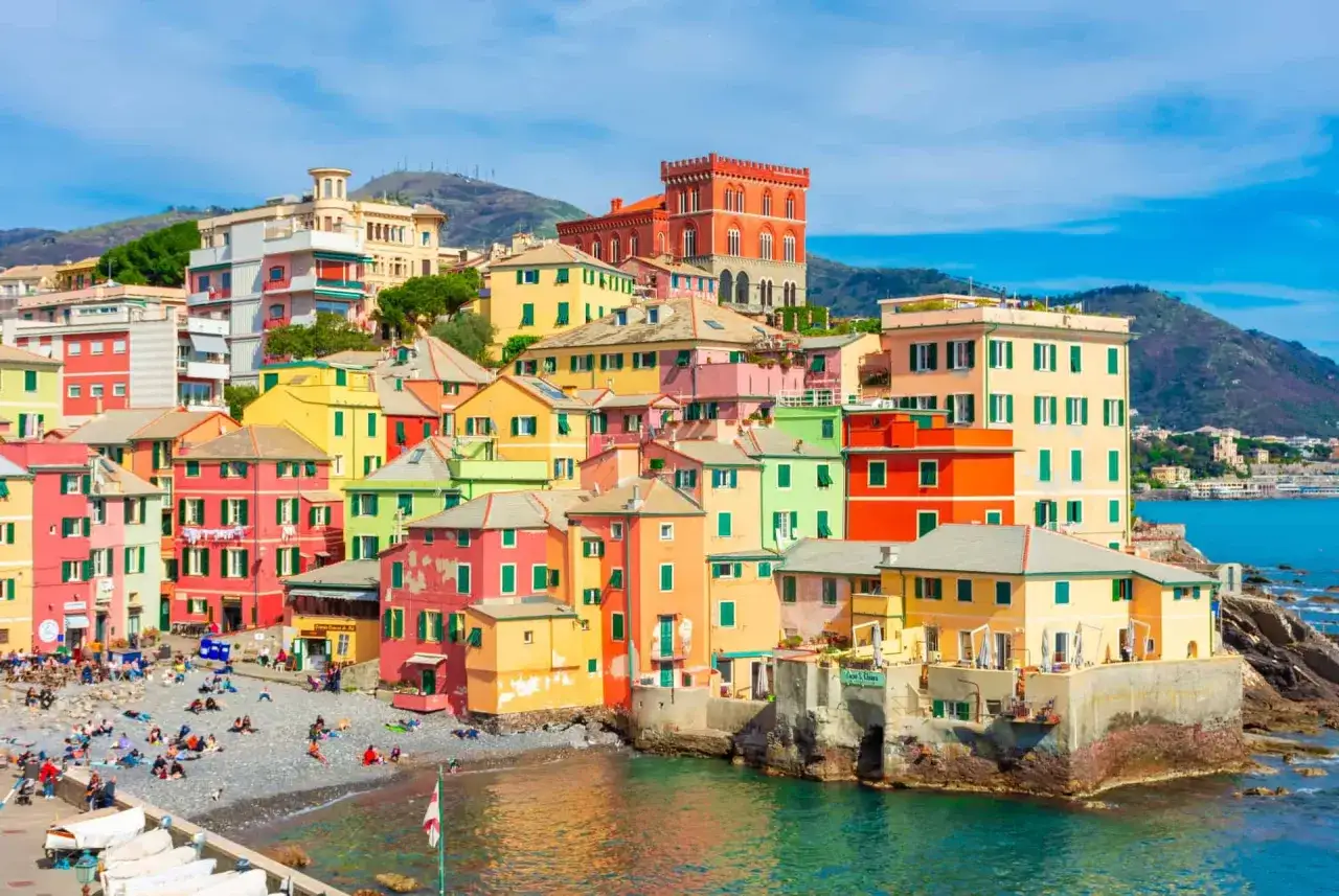 Bocadasse, un joyau coloré près de Gênes. Idéal pour savoir que faire à Gênes, avec sa plage et ses maisons vibrantes.