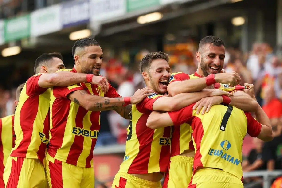 Piłkarze Korony Kielce świętują bramkę. Radość po udanych transferach i zwycięstwie.