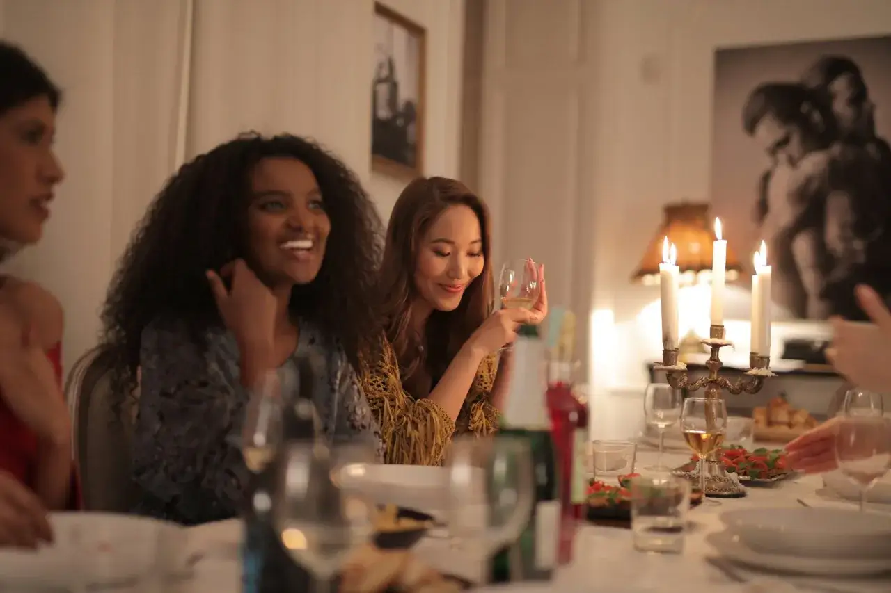 Vrouwen genieten van een diner, maar &eacute;&eacute;n voelt zich niet thuis bij haar familie.