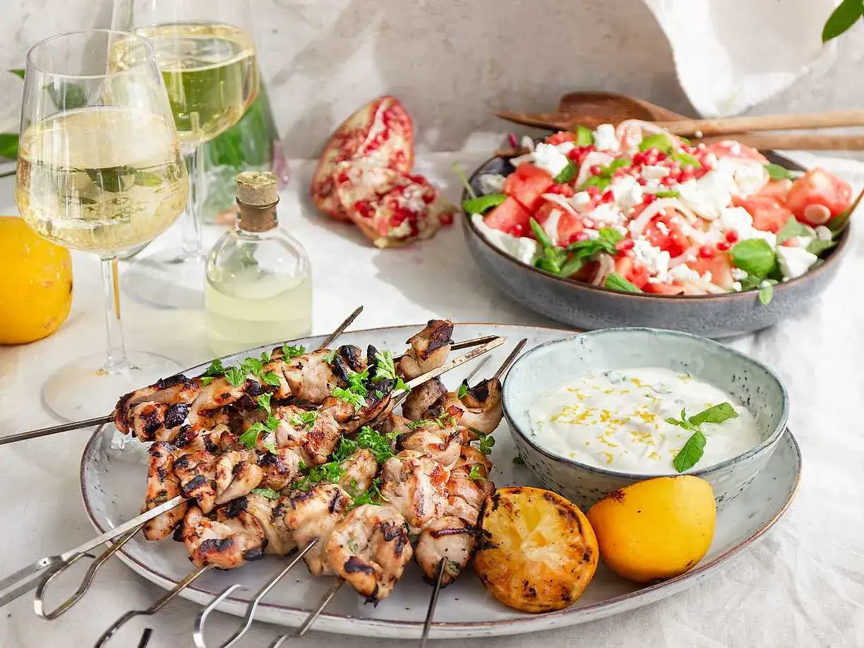 Grillspett recept med kyckling, en frisk sallad och krämig yoghurtsås. Perfekt för en sommarkväll!