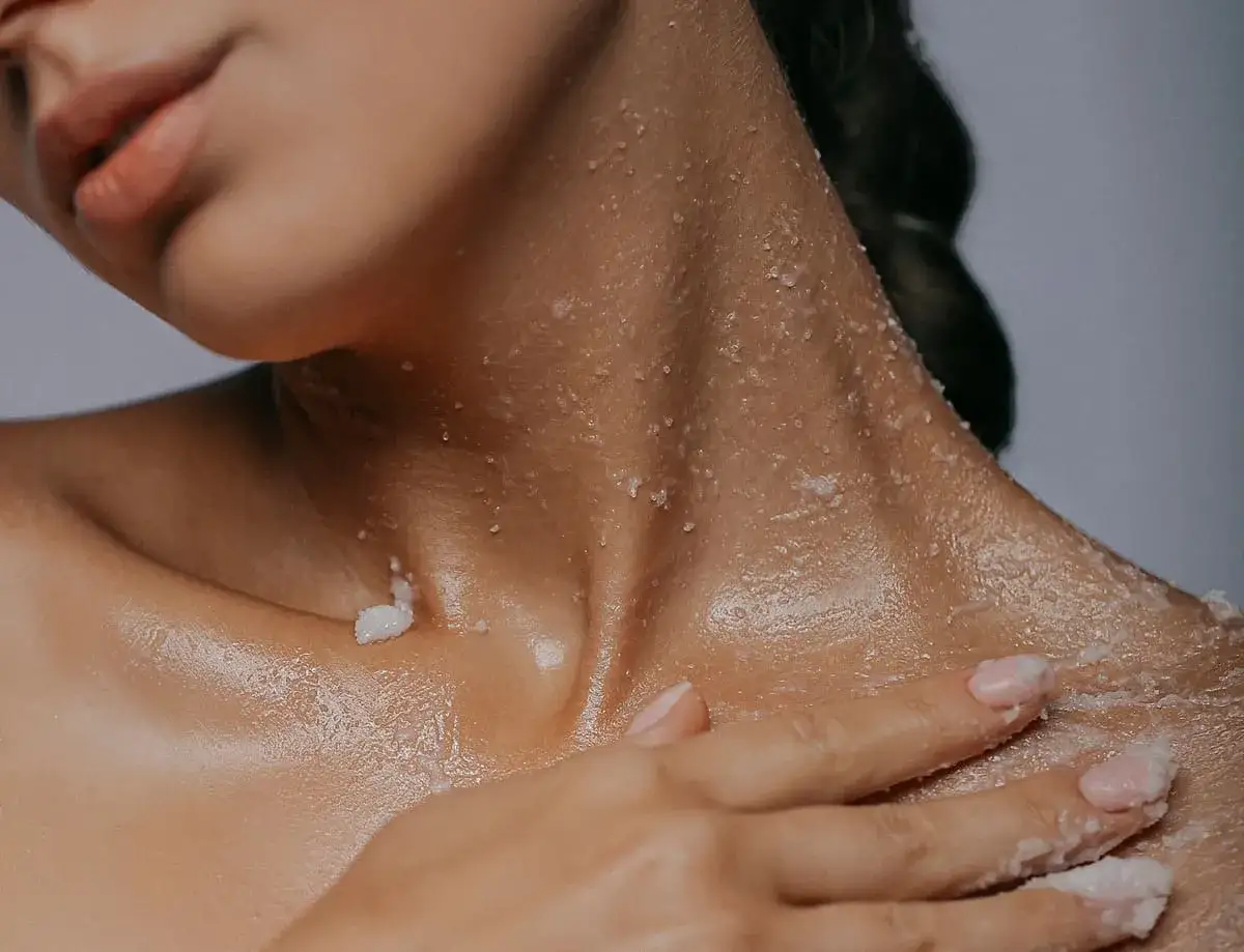 Delikatny peeling na szyi i dekolcie, jakby ściągnięta skóra twarzy, przygotowana na odnowę.