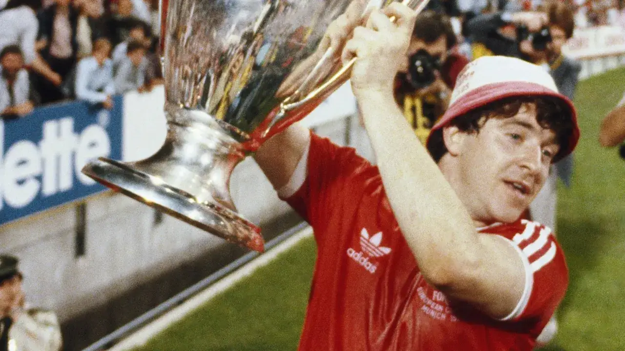 Piłkarz Nottingham Forest z pucharem Ligi Mistrzów. Klub ten dwukrotnie wygrał Ligę Mistrzów.