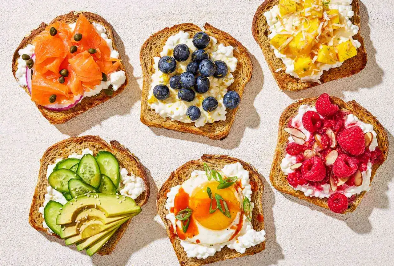 Zdrowe tosty z twarożkiem: łosoś, jagody, maliny, awokado, ogórek, mango, jajko. Idealne, gdy zastanawiasz się, czym smarować chleb przy wysokim cholesterolu.