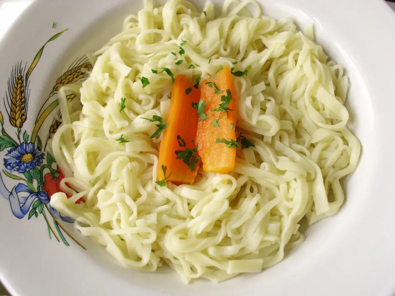 Domowy makaron, przepis babci, z marchewką i natką pietruszki. Pyszne danie, które przypomina smaki dzieciństwa.