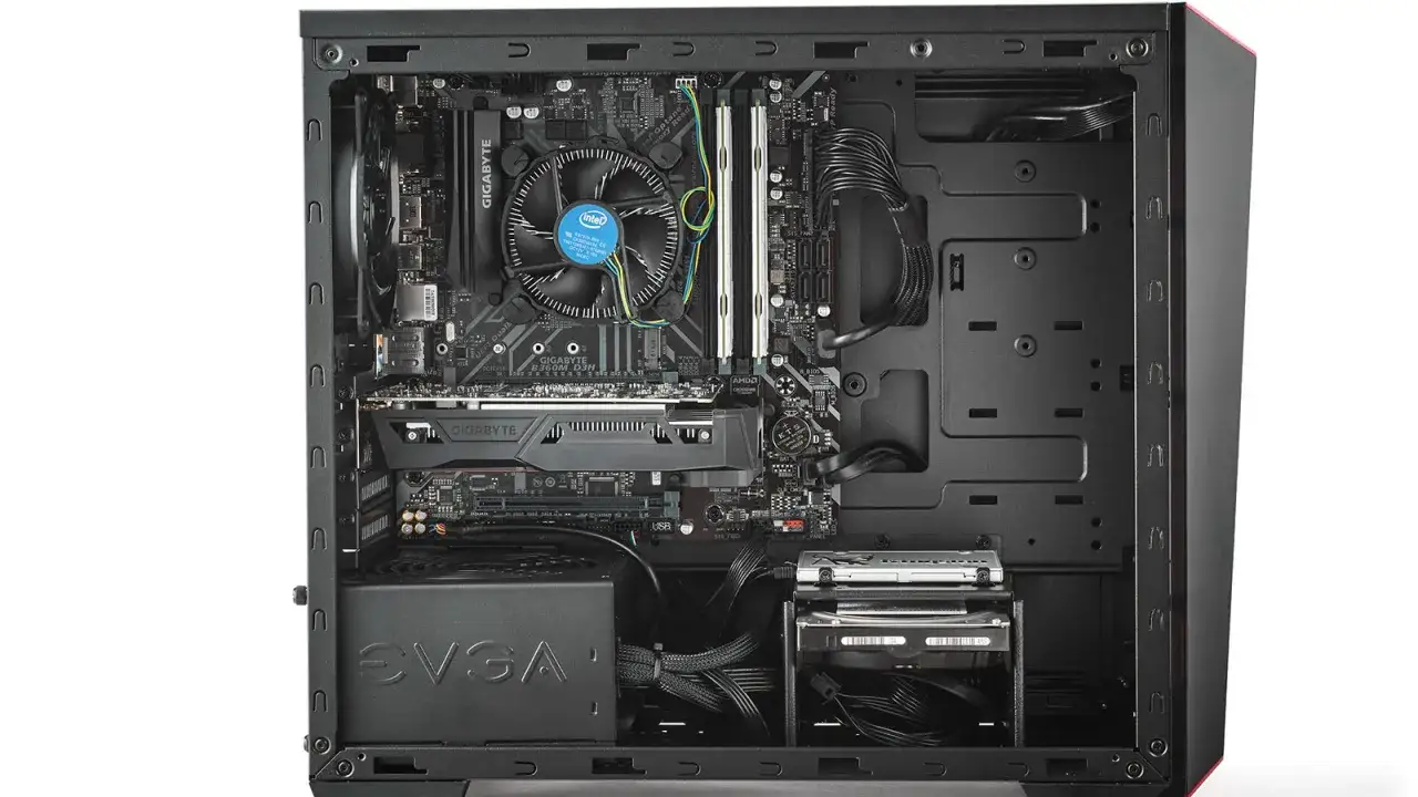 Wnętrze komputera PC z płytą główną Gigabyte, kartą graficzną, dyskiem SSD i zasilaczem EVGA. Jaki zasilacz do komputera?