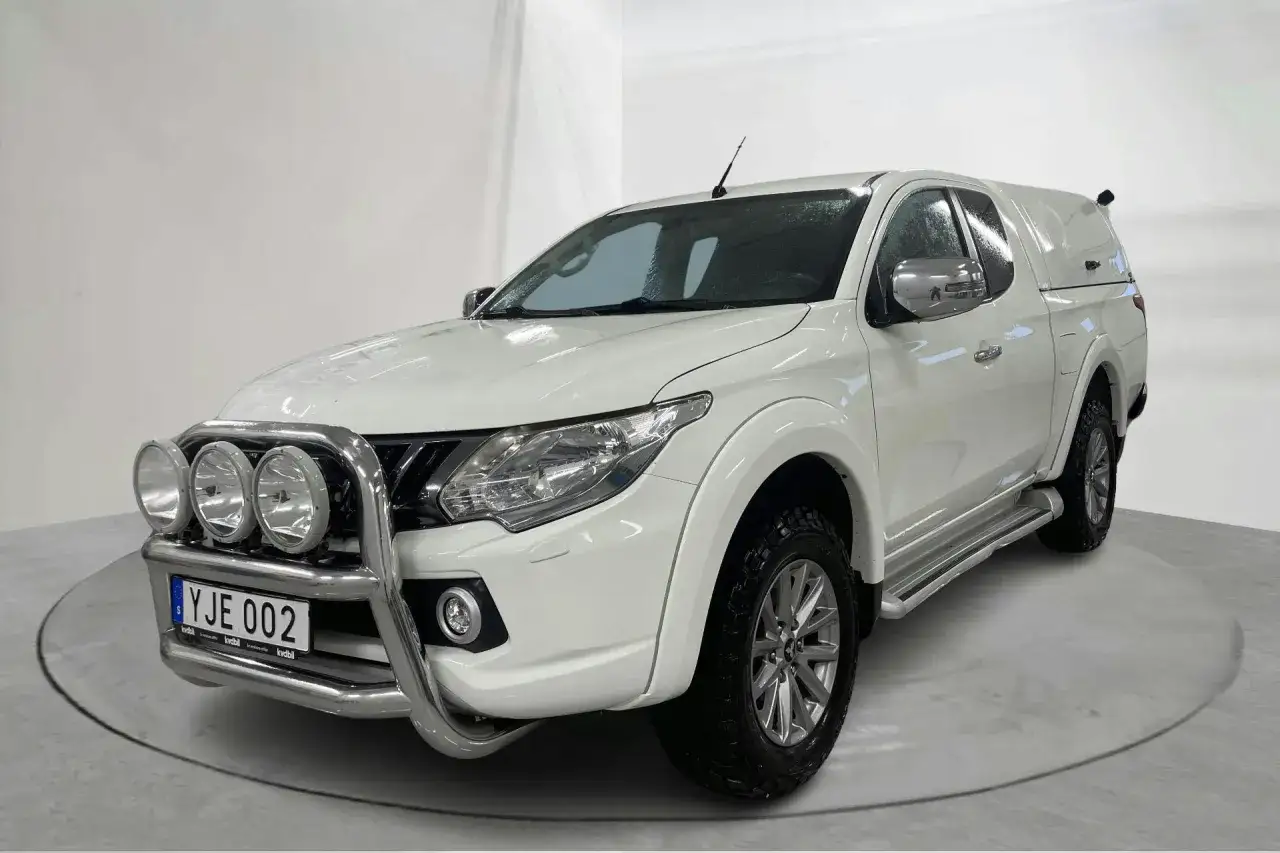 Wei&szlig;er Mitsubishi L200 mit bulliger Front und Zusatzscheinwerfern. Bekannte Mitsubishi L200 Schwachstellen sind hier nicht sichtbar.