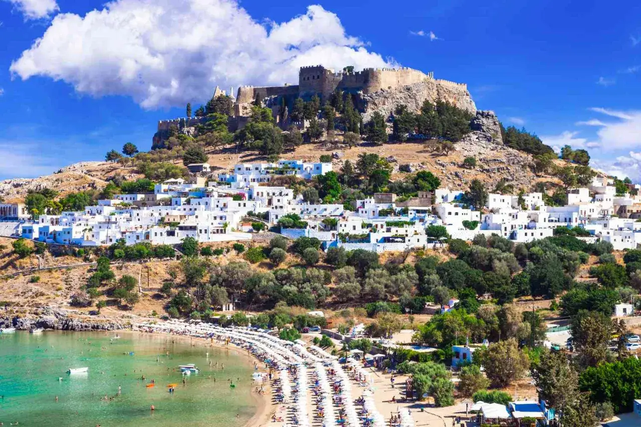 Lindos auf Rhodos: wei&szlig;e H&auml;user, Akropolis & Strand. Tolle Rhodos Urlaub Tipps f&uuml;r deine Reise!