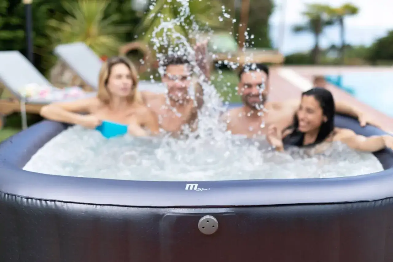 Jacuzzi MSpa w ogrodzie, relaksująca para
