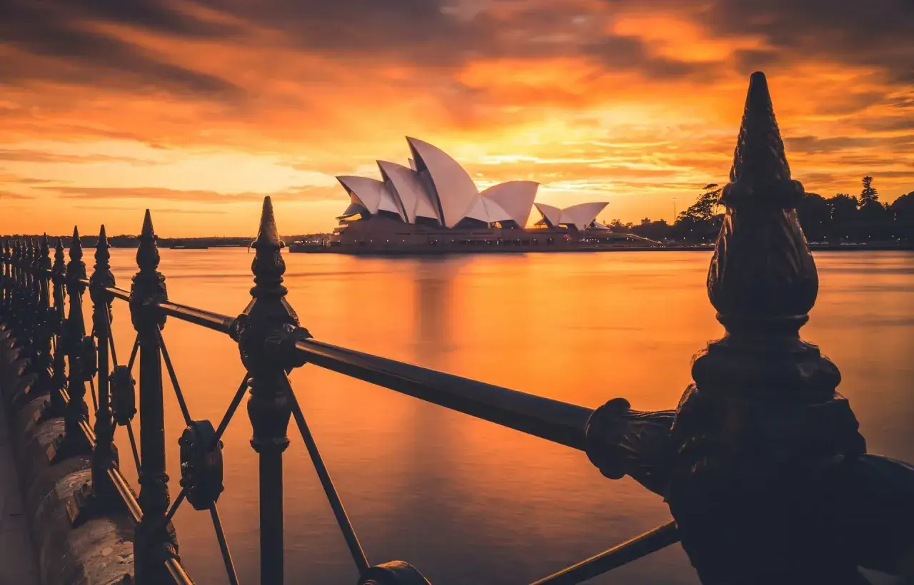 Zachód słońca nad Operą w Sydney. Piękne widoki, ale ceny w Australii mogą zaskoczyć.