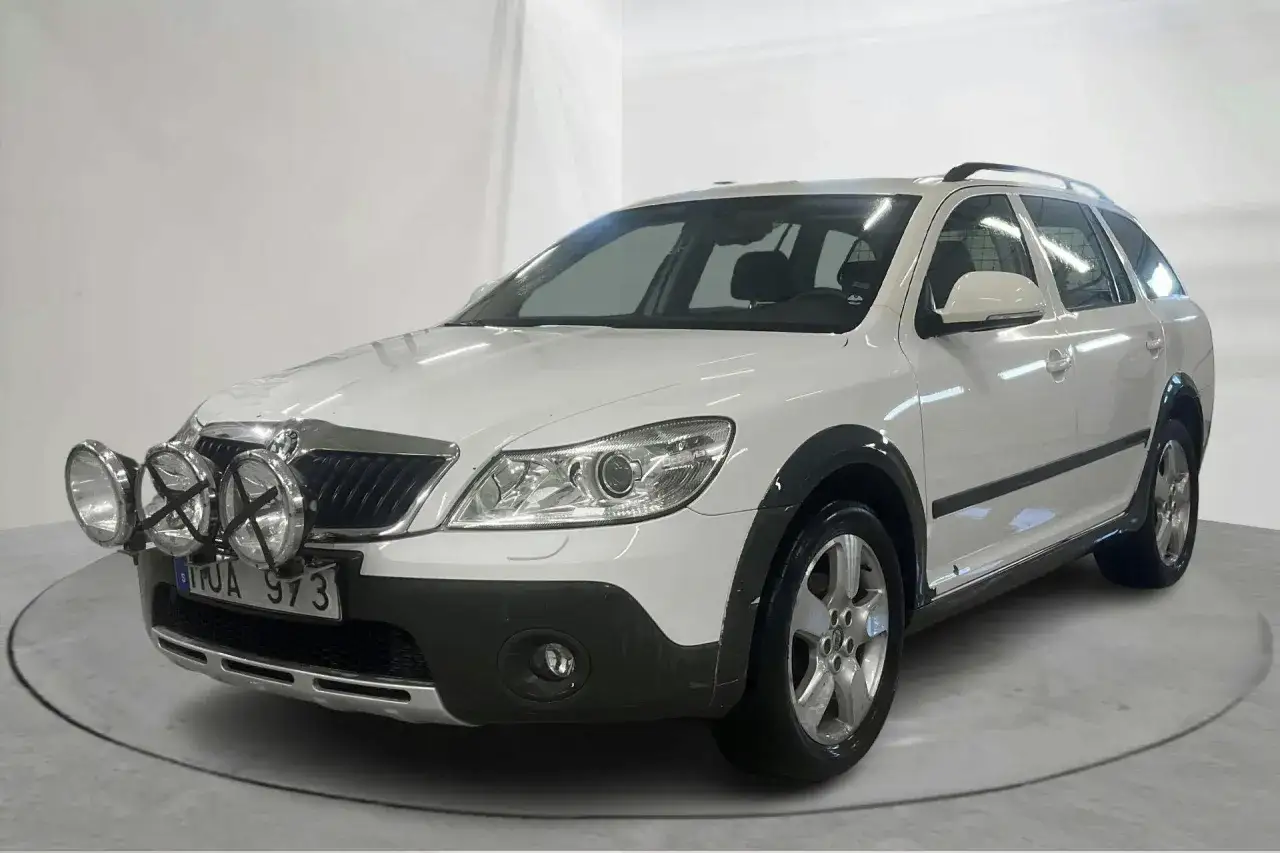 Vit Skoda Octavia Scout med extraljus, redo f&ouml;r &auml;ventyr trots ett litet problem.