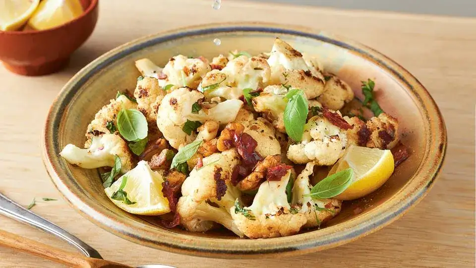 Ger&ouml;steter Blumenkohl Salat mediterran