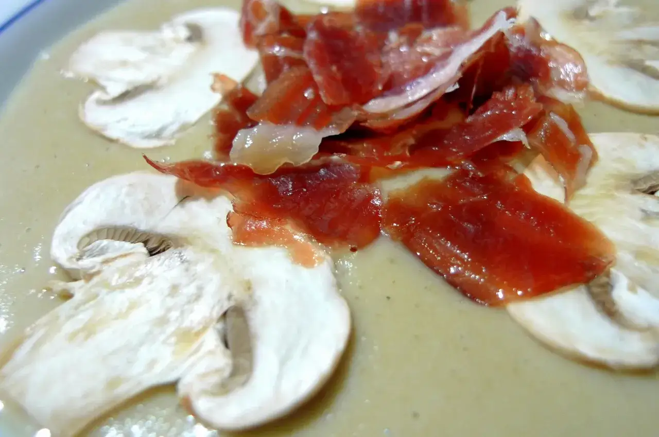 Deliciosos champiñones con jamón, una combinación perfecta para disfrutar.
