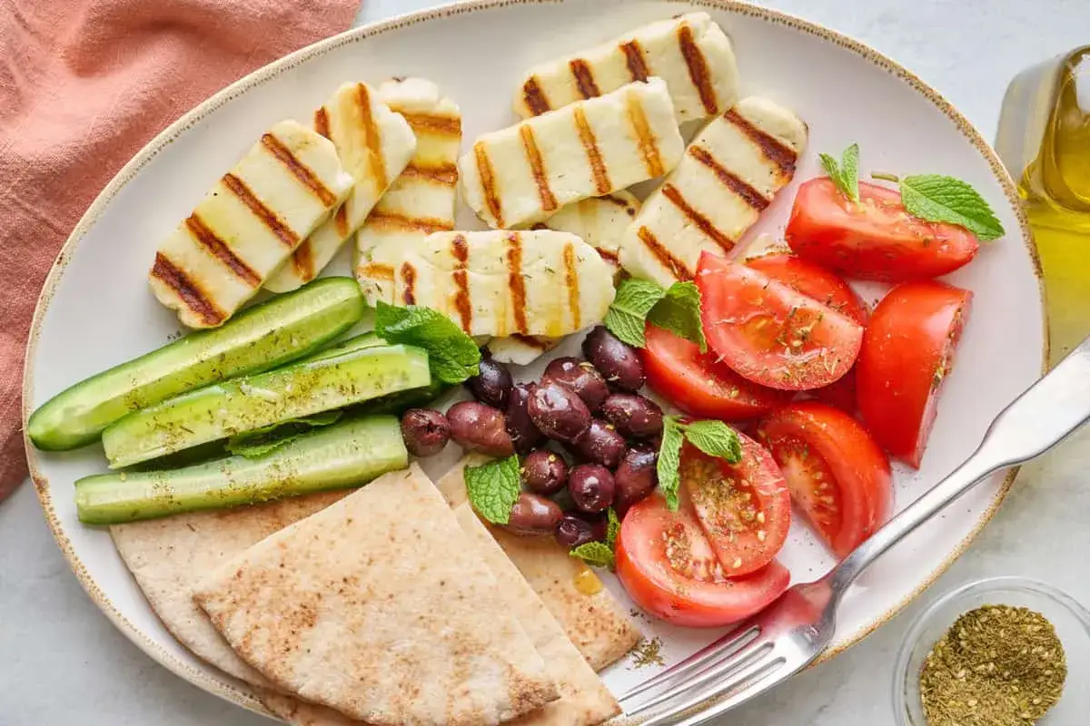 Assiette de halloumi grill&eacute;, tomates, concombres, olives et pain pita. Un d&eacute;lice m&eacute;diterran&eacute;en.