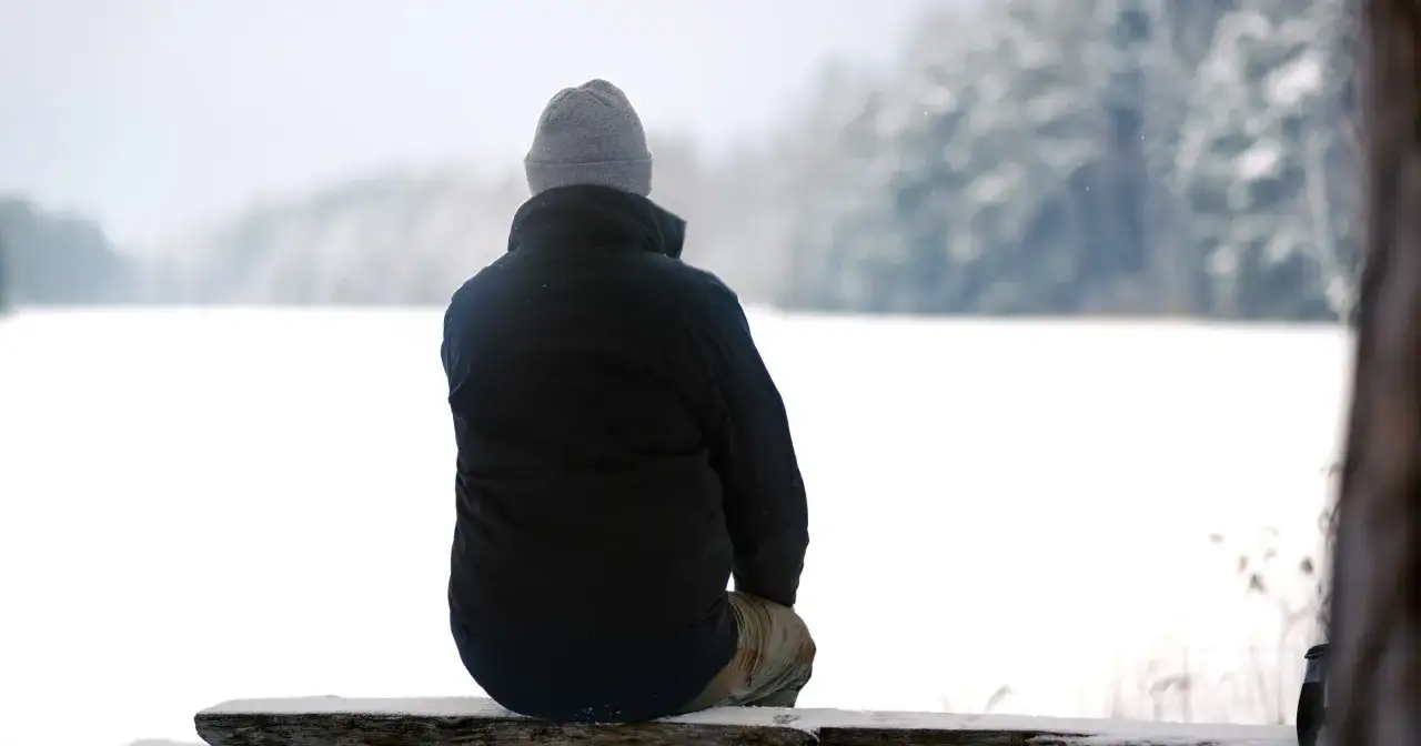 Mężczyzna zastanawiający się nad swoimi błędami, introspekcja, psychologia relacji