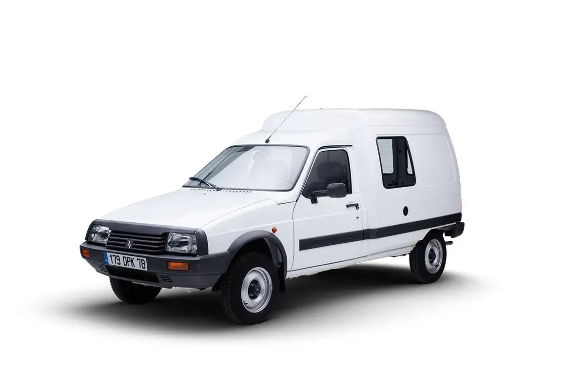 Biały Citroen C15, klasyczny samochód dostawczy, gotowy do pracy.