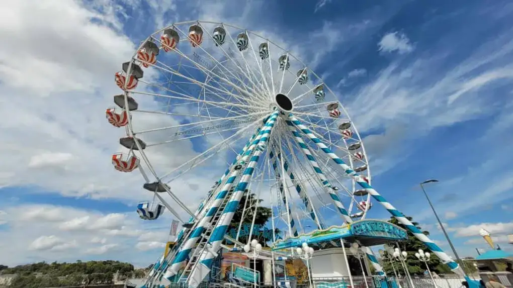 parc d'attraction France grande roue colorée