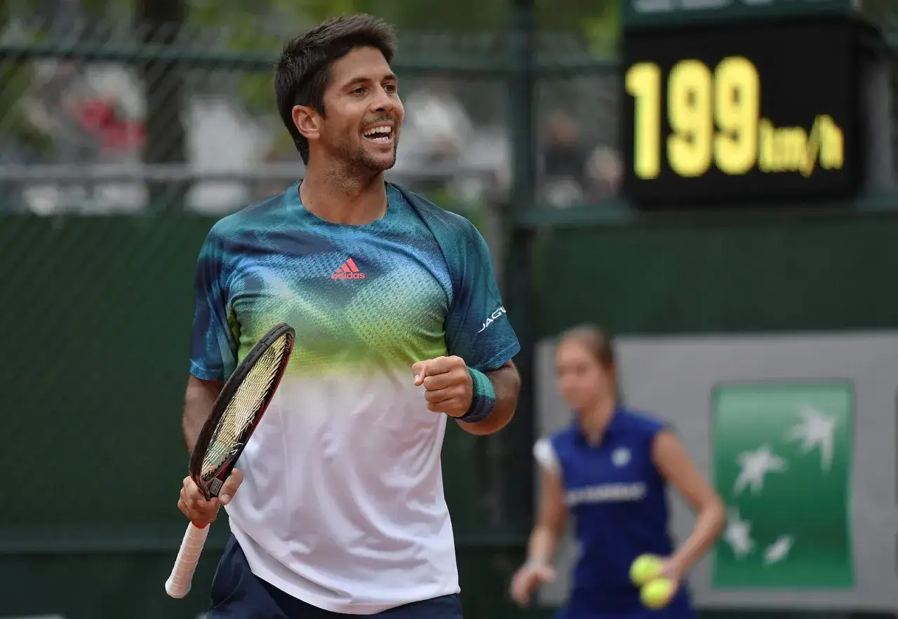 Fernando Verdasco Carmona celebra un punto en la cancha, con un marcador de velocidad de 199 km/h al fondo.