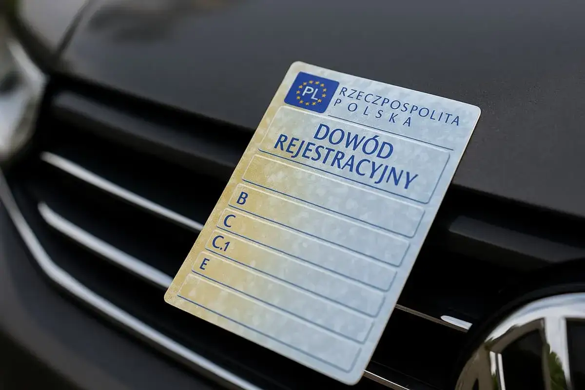 Dow&oacute;d rejestracyjny na masce samochodu. Czy można sprzedać samoch&oacute;d z miękkim dowodem?