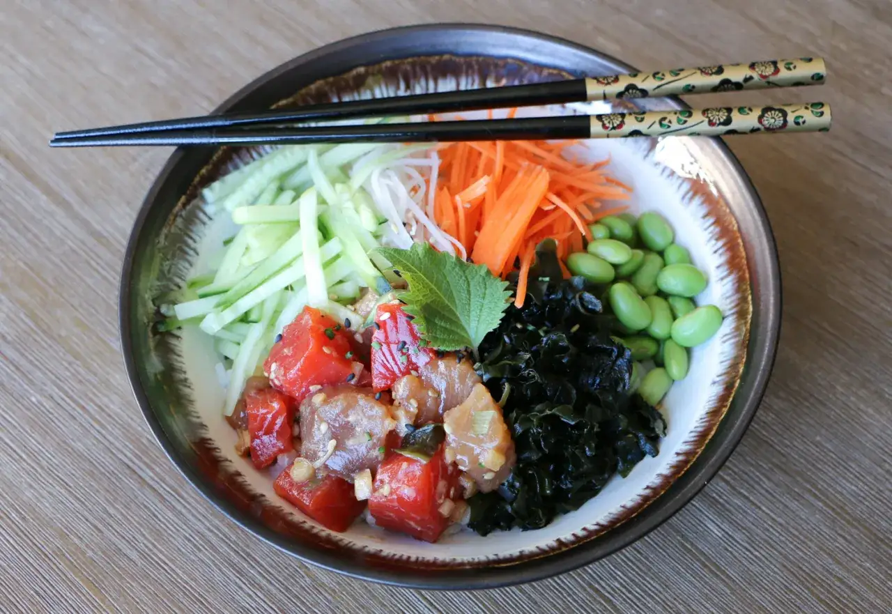 En färgglad poke bowl med lax, edamamebönor, tång, gurka och morot. Ett perfekt poke bowl recept för en hälsosam måltid.