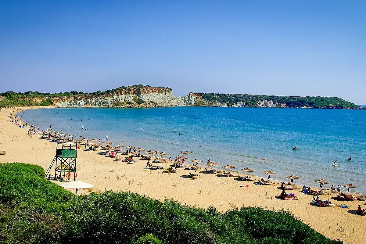 Piękna plaża z turkusową wodą i klifami. Idealne miejsce na wakacje, jak sugerują pozytywne caretta island hotel opinie.