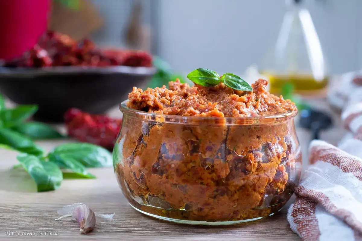 Paté di pomodori secchi: un condimento versatile per pasta, bruschette e molto altro. Scopri come usarlo!