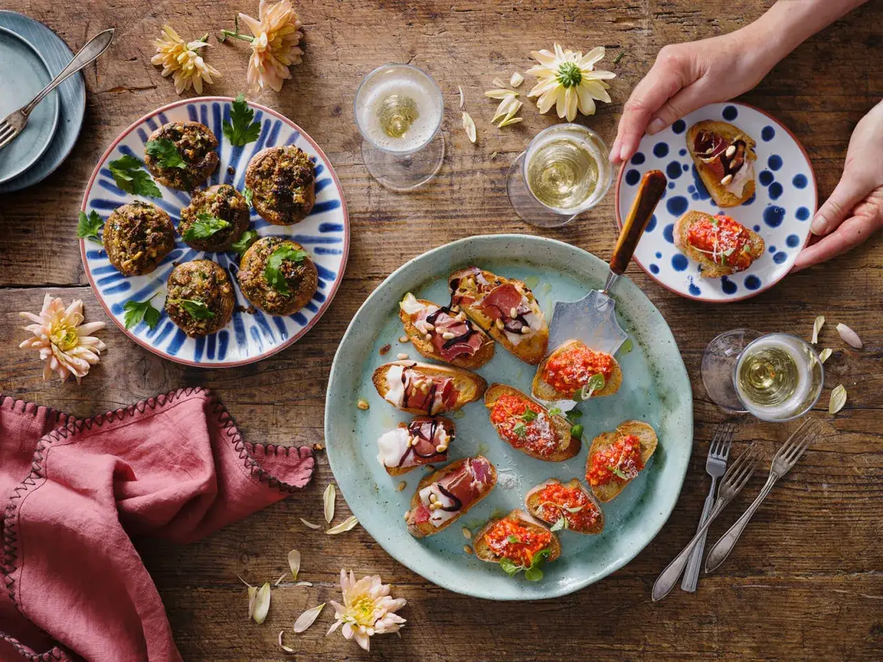 En h&auml;rlig dukning med olika tapas recept: bruschetta med tomat och prosciutto, samt fyllda champinjoner. Perfekt f&ouml;r en mysig kv&auml;ll!