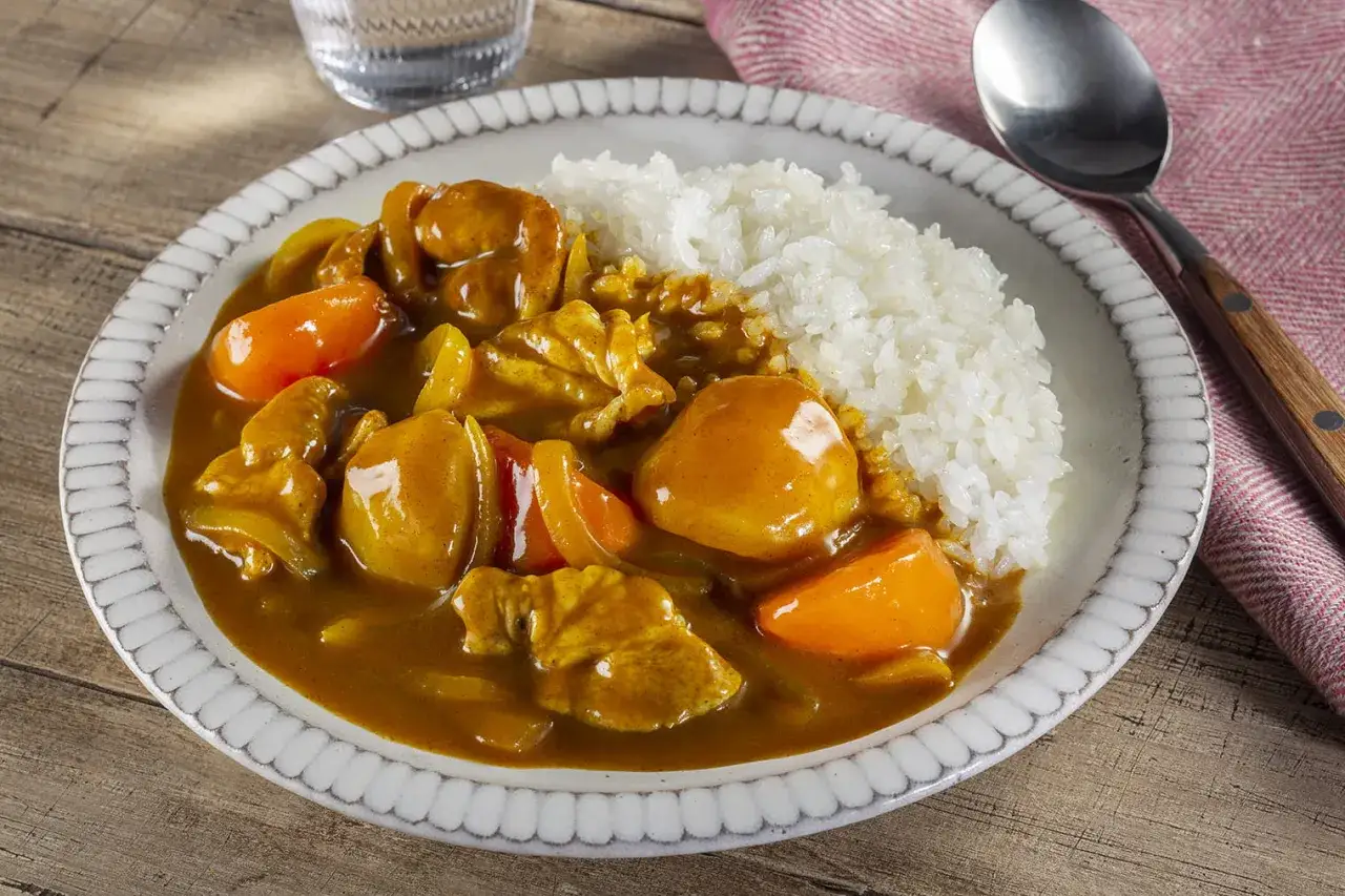 przyprawa curry w miseczce na drewnianym stole