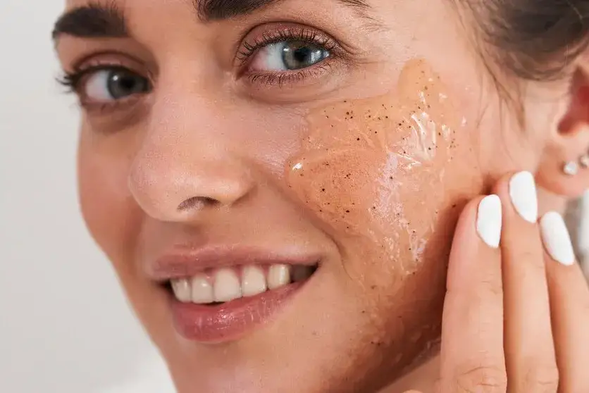 Peeling enzymatyczny do cery trądzikowej jak działa