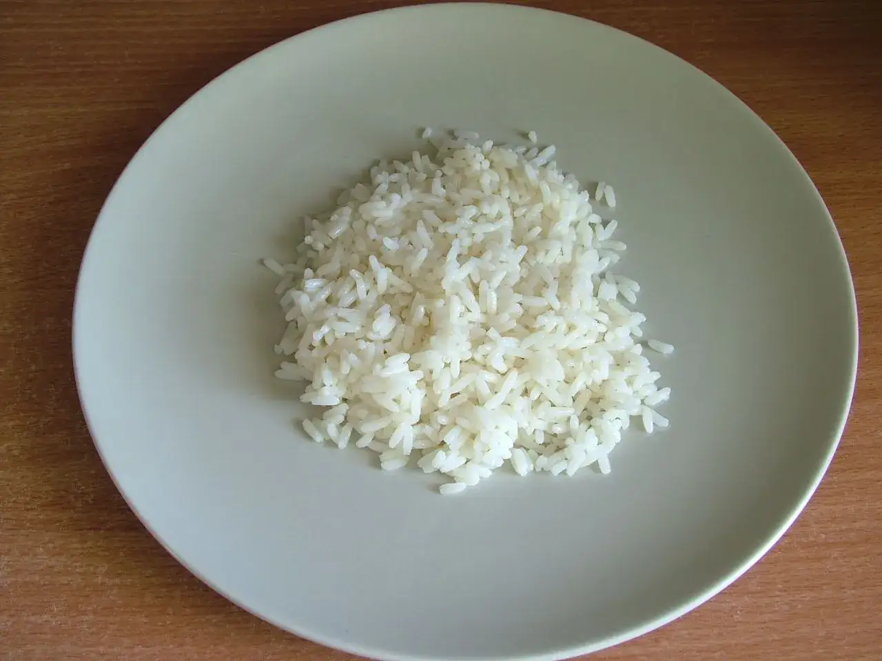 Porcja ryżu na talerzu. Zastanawiasz się nad jego kcal?