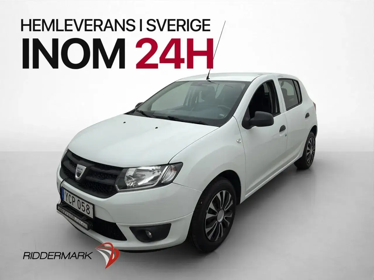 Vit Dacia Sandero begagnad, redo för hemleverans inom 24h i Sverige. En pålitlig bil för vardagen.