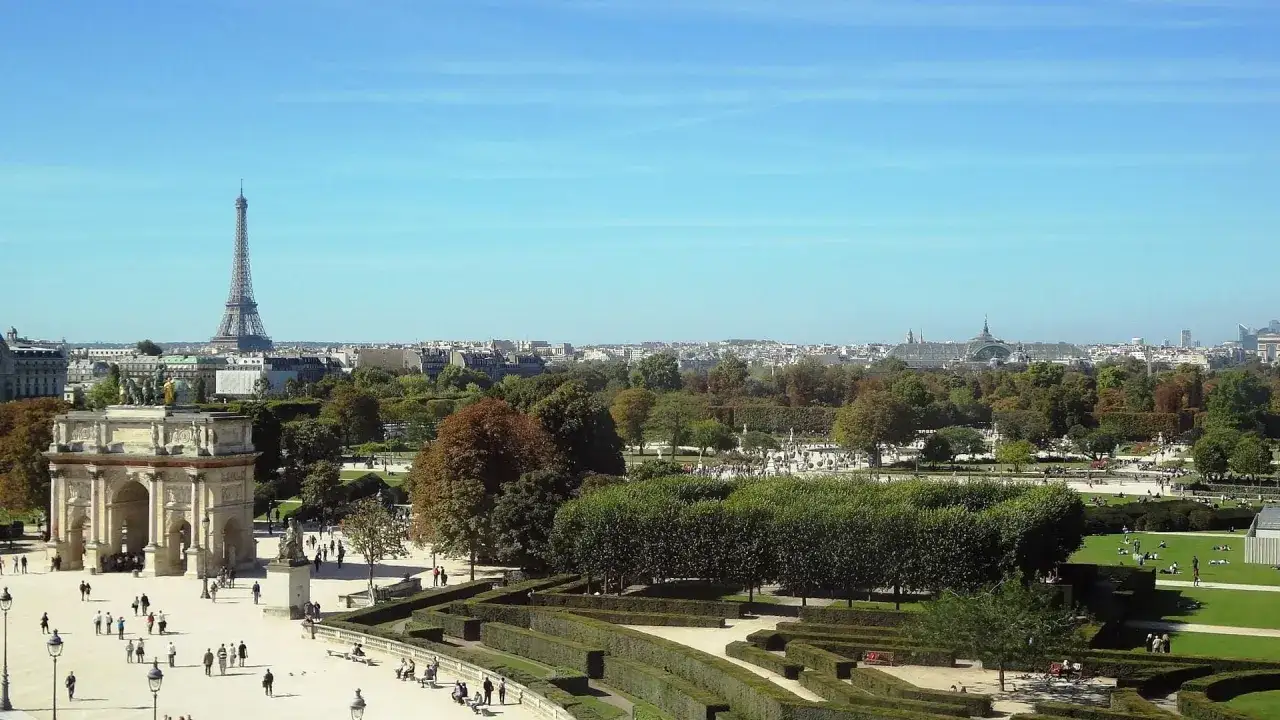 Vy från Paris med Eiffeltornet i fjärran. En vacker dag att åka upp i Eiffeltornet och njuta av utsikten.
