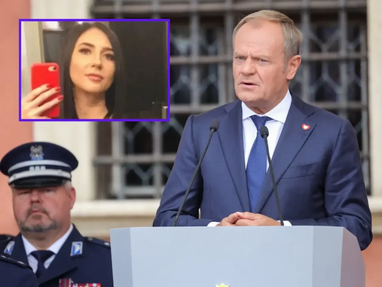 Kobieta z czerwonym telefonem w ramce i mężczyzna w garniturze przy mównicy.